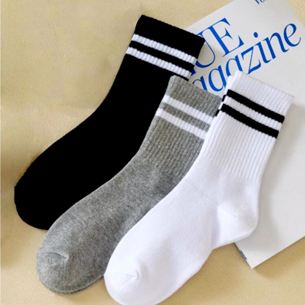 4 pairs of socks